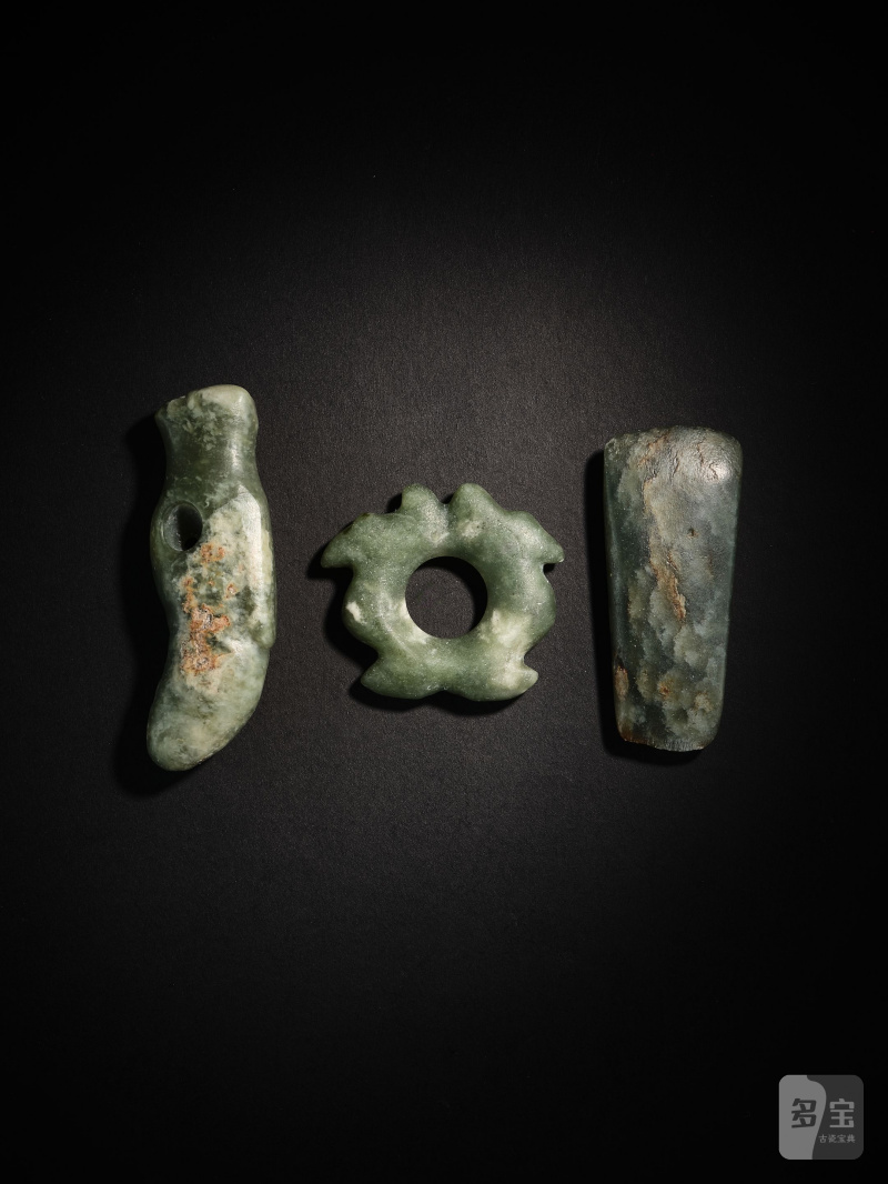 新石器時代　青玉飾　一組三件 | THREE JADE ORNAMENTS - 图4